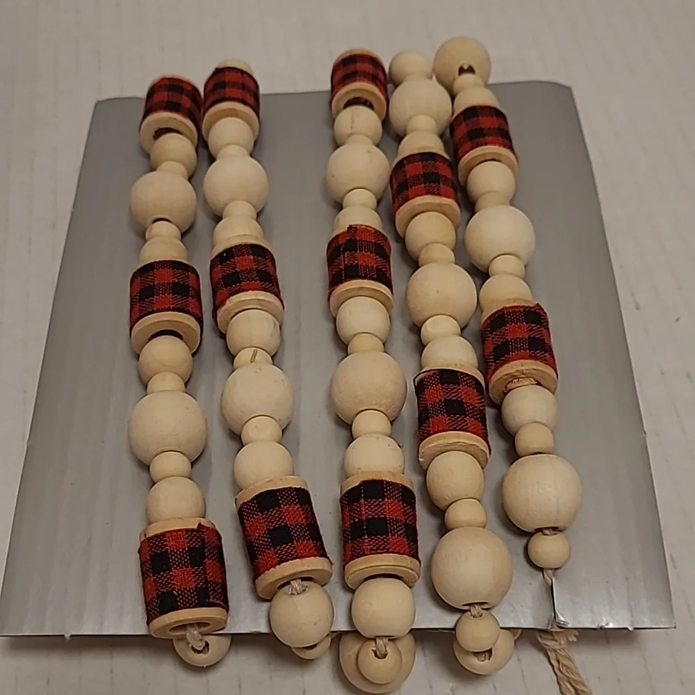 NWOT Holiday Time Natural Wood and Plaid Bead Garland